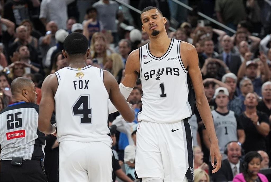 NBA(影)／文班亞馬起腳射門突然滑倒！馬刺球迷全嚇瘋：別再踢足球了