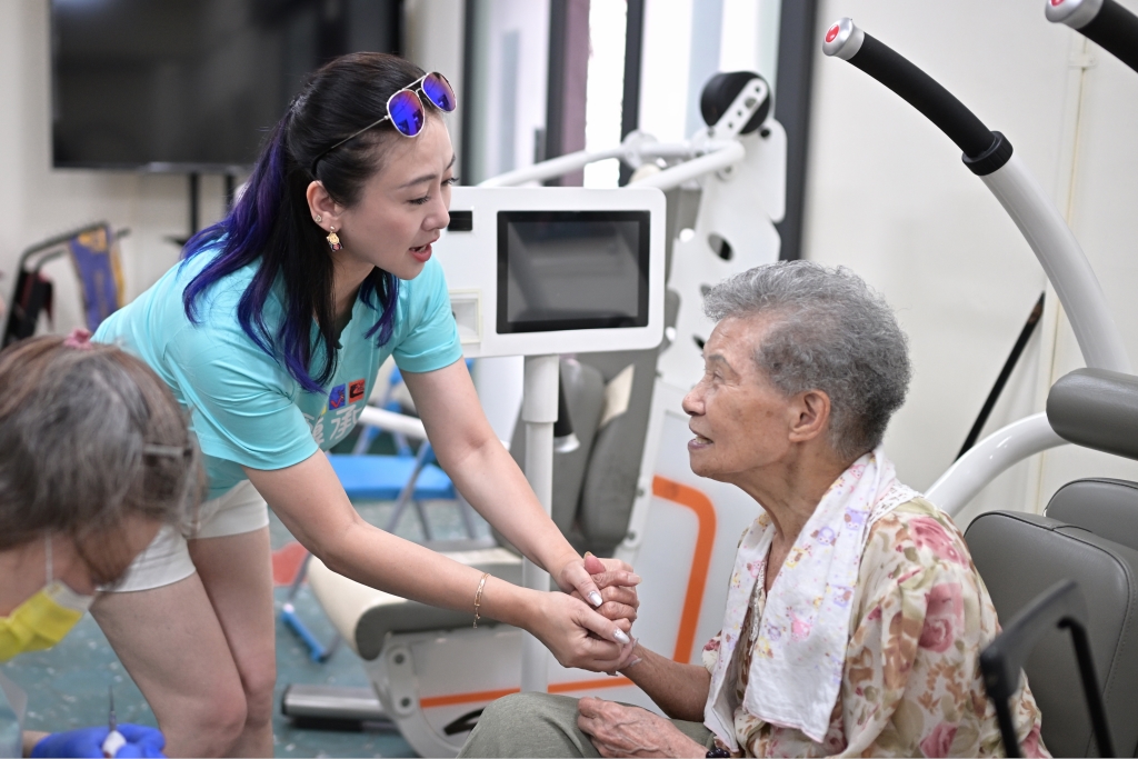 57歲翁虹凍齡近況曝光！無預警抵台直奔「這地」 貼心送暖超有愛