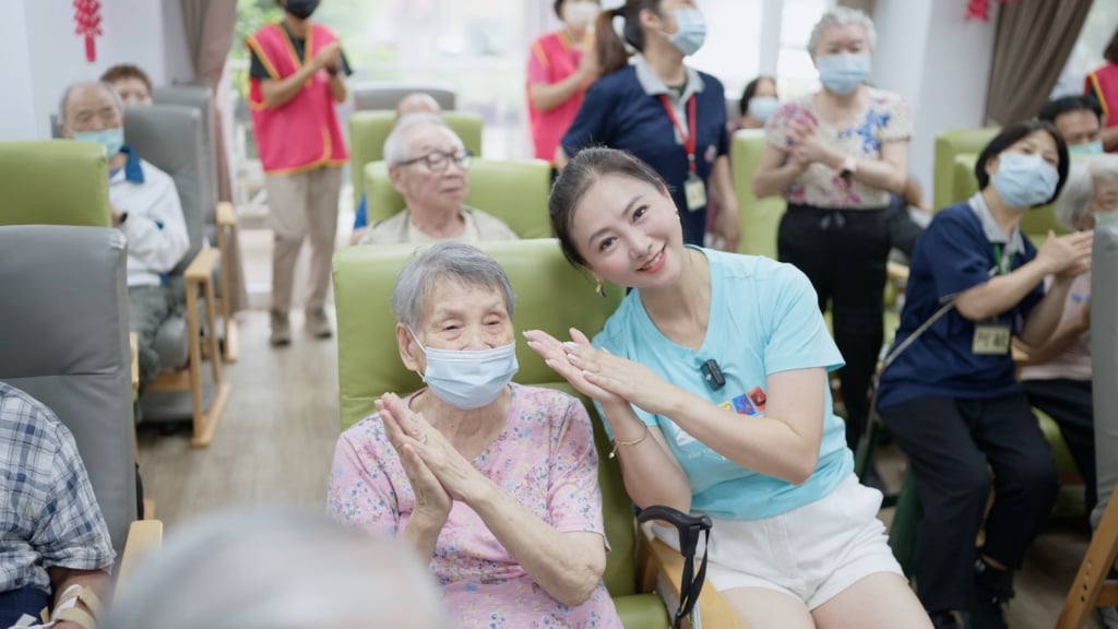 57歲翁虹凍齡近況曝光！無預警抵台直奔「這地」 貼心送暖超有愛