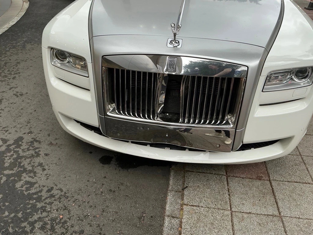 勞斯萊斯的保險桿、水箱變形破裂，維修費上看百萬。（翻攝畫面）