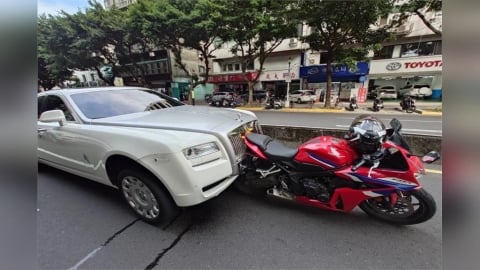 租2500萬勞斯萊斯出事了！追撞重機「前車頭撞凹」維修恐噴百萬