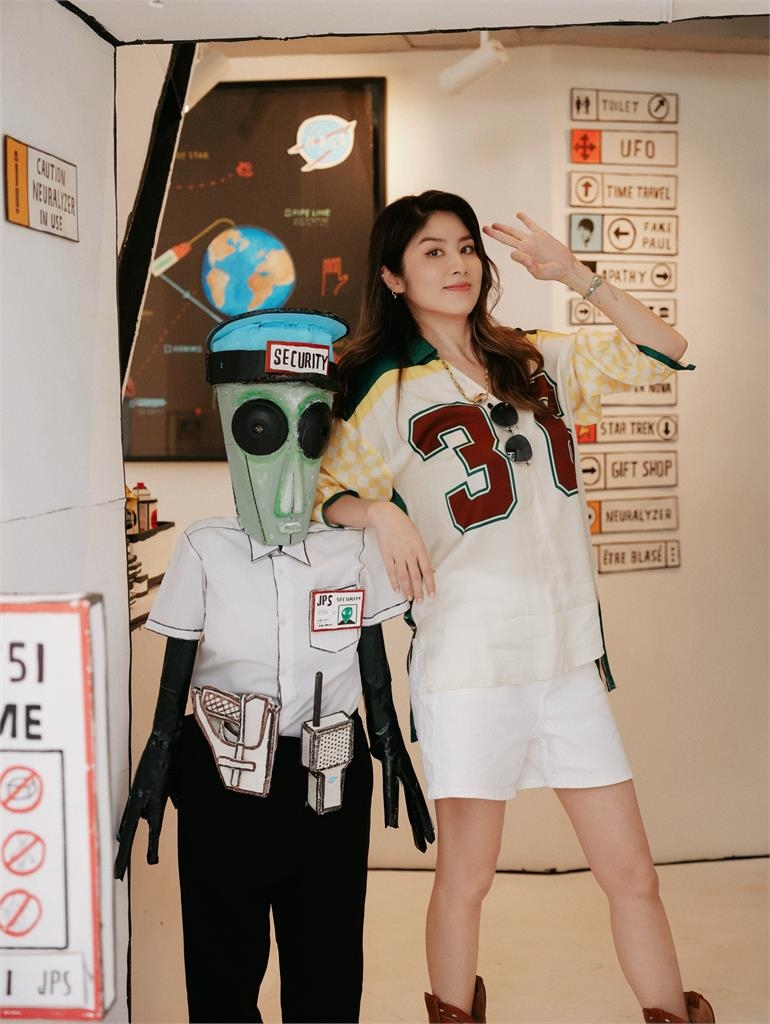 53歲香港天后激短熱褲曬「零贅肉美腿」!凍齡嫩照曝 網驚喊:外星人