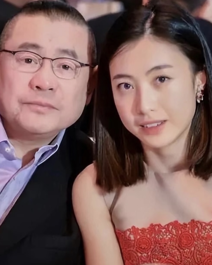 千億富婆嗨嗑小吃店米線！沒背愛馬仕「拎帆布袋」網盛讚：接地氣