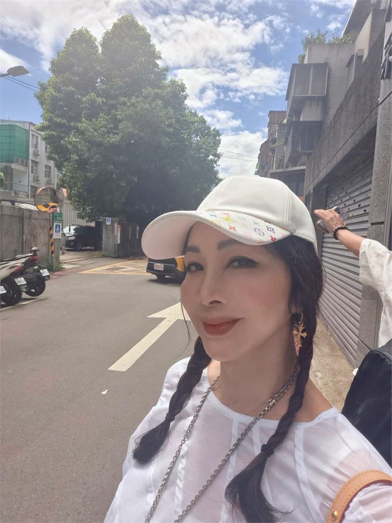 辣台妹強光直射「薄衣大透明」整尊被看光!網一見「竟是陳美鳳」70歲狀態太猛:哇…