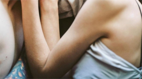 哥哥告白弟弟女友竟變「三人行」!排班留宿「兄弟輪流睡」網看傻:刷新三觀