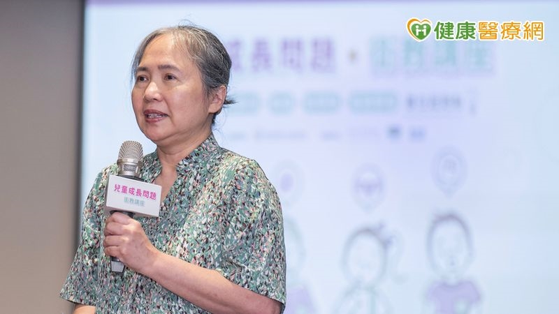暑假作息亂、青少年皮膚問題大爆發!醫:抑痘重視溫和清潔、長期照護