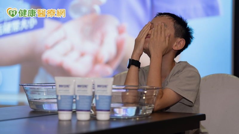 暑假作息亂、青少年皮膚問題大爆發!醫:抑痘重視溫和清潔、長期照護