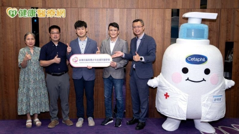 暑假作息亂、青少年皮膚問題大爆發！醫：抑痘重視溫和清潔、長期照護