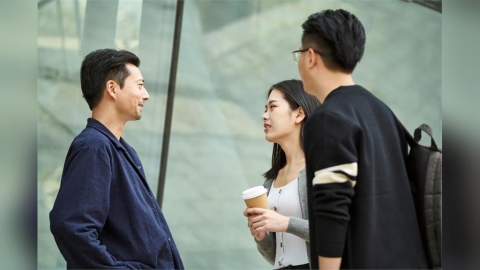 當同事要找妳聊八卦時怎麼辦?5個職場自保心法讓妳不淪為八卦轉運站