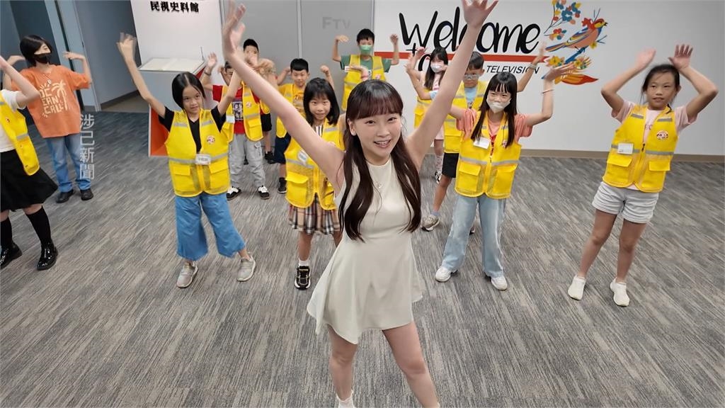 民視「AI小超人營」登場　小學生鏡頭前變身小主播！