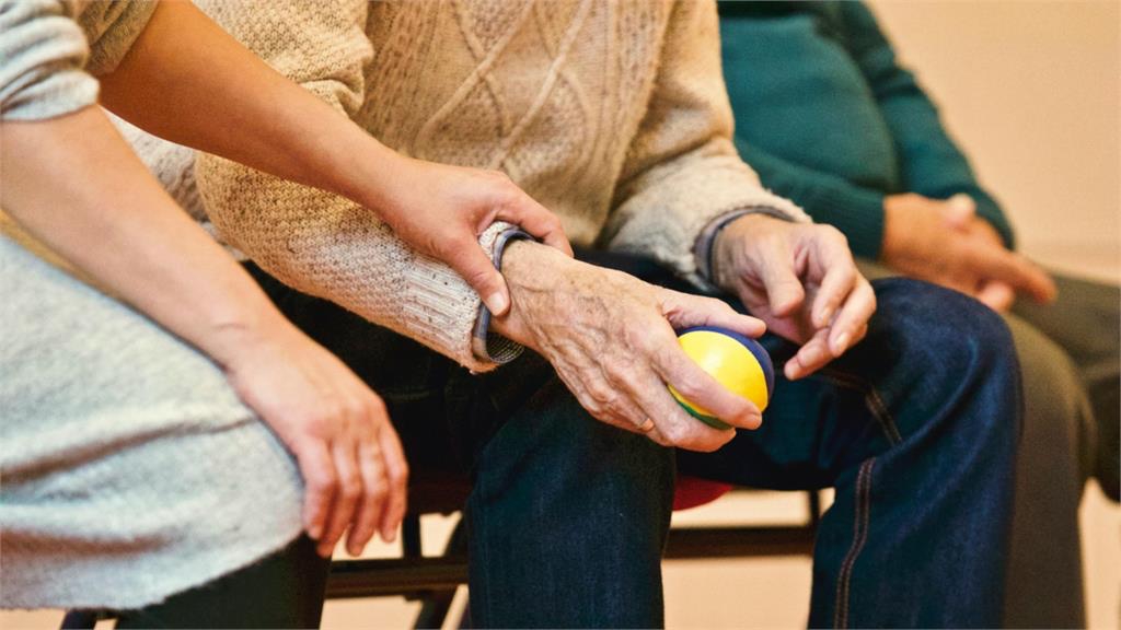 節儉40年存千萬!66歲男退休「見一幕」秒後悔:為什麼一個人活著