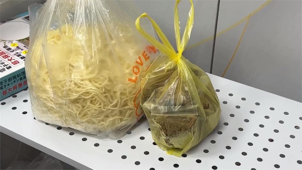 婦人手拿便當仍排隊領愛心餐 涼麵業者:善舉變調