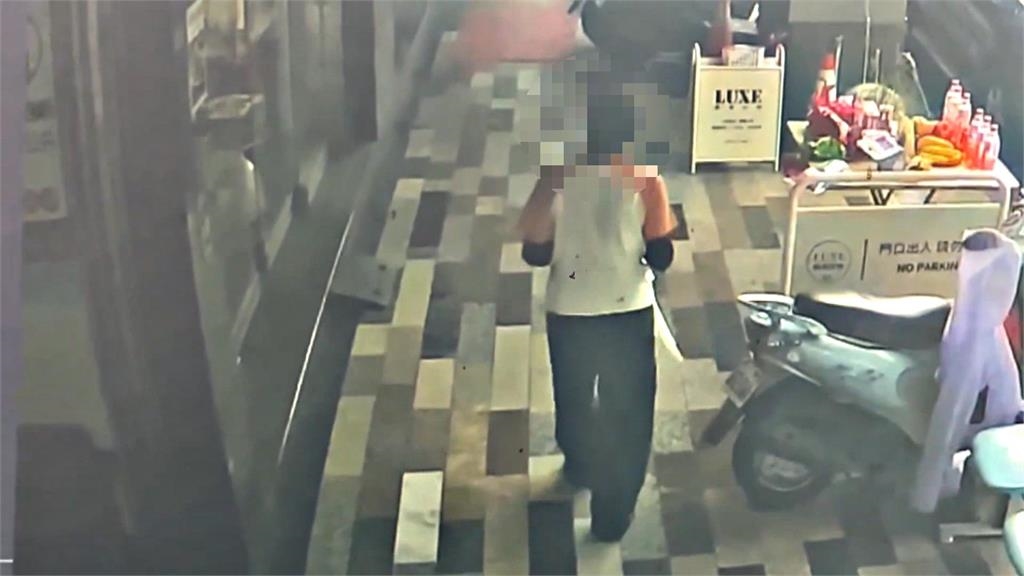 婦人手拿便當仍排隊領愛心餐 涼麵業者:善舉變調