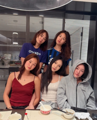 Elly《聰明鎮》演技大爆發!賈永婕邀吃飯 小S不請自來「扮鬼臉」慘遭出賣