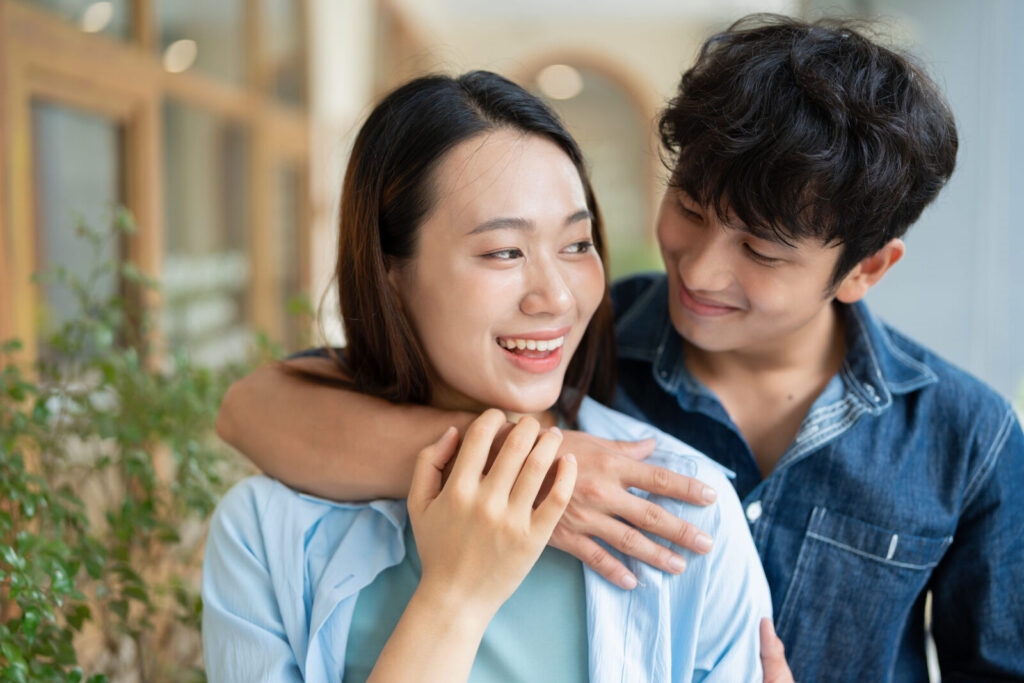 回到有妳在的空間,對他來說就是最安全的天堂。當他像隻無尾熊一樣黏著妳、用疊字跟妳說話時,其實是在用最低成本的方式釋放壓力。圖/123RF圖庫
