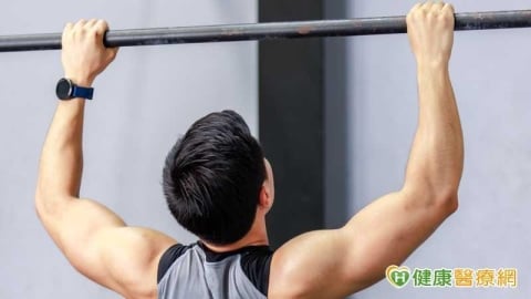 不同年齡吊單槓要撐多久?教練曝各年齡參考值 握力也是健康指標