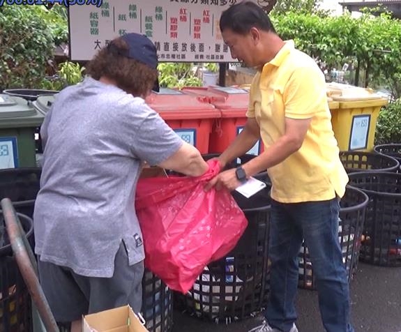 「垃圾里長」超暖心! 20年代收里民資源回收物