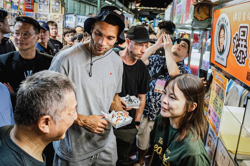 NBA/來台灣怎麼能不「迺夜市」!灌籃王拉文中壢夜市挑戰「籃球九宮格」投9中6