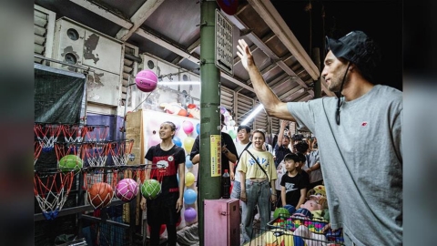 NBA/來台灣怎麼能不「迺夜市」!灌籃王拉文中壢夜市挑戰「籃球九宮格」投9中6