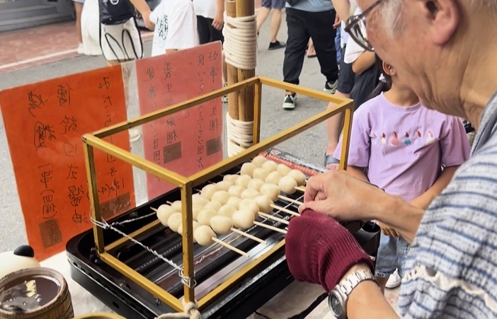 80歲的夜市人生! 日本爺爺逢甲賣烤糰子