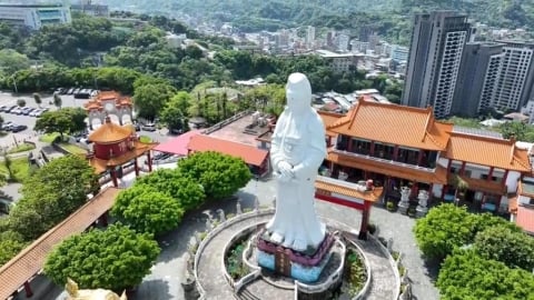 基隆中正公園觀音佛像鳥屎多 首度出動無人機'「洗澎澎」