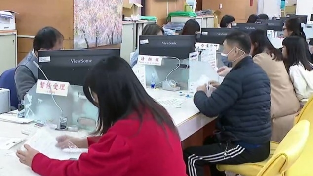 國人瘋出國旅遊!辦護照驚傳變貴「印1本虧348元」外交部研議調整規費