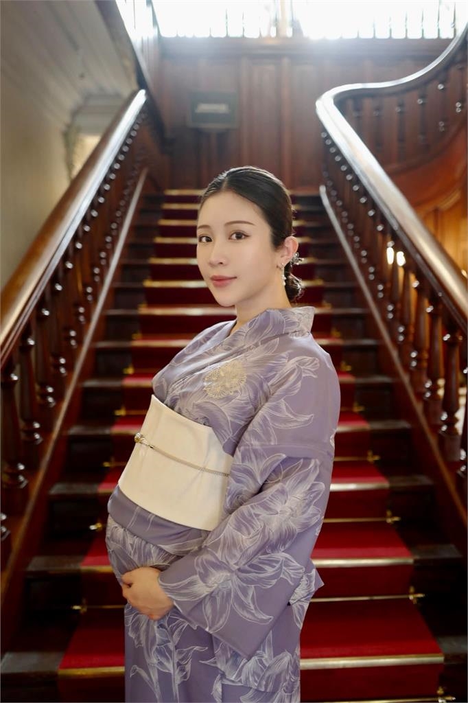 鄭家純懷雙胞胎「挺巨肚穿浴衣」私照曝!抖出「老公超有愛視角」網驚:太扯