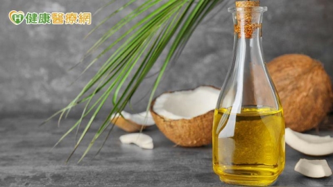 椰子油漱口助「排毒」?搭配生酮飲食成風潮 醫提醒喝油養生4迷思