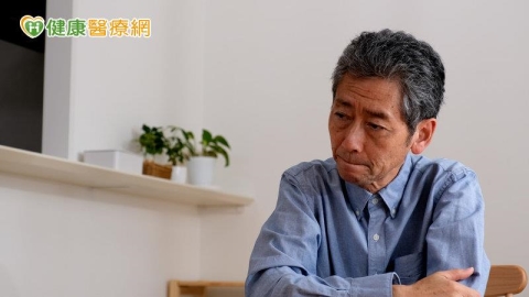 退休主管變碎念老爸惹失眠焦慮？專家：「這二招」修復家庭關係