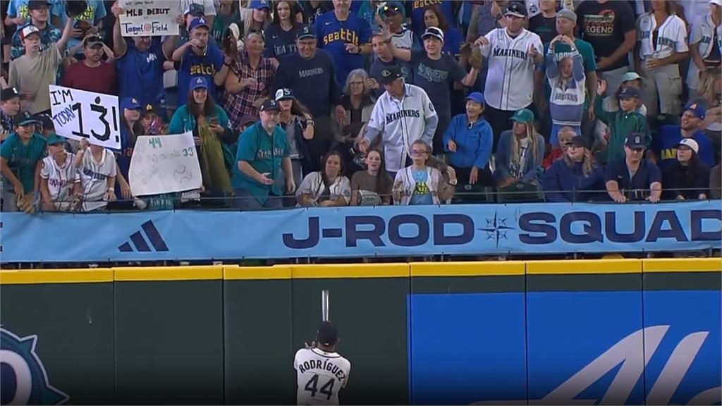 MLB(影)／比賽中直接送出簽名球棒！水手J-ROD為專屬應援團放福利、球迷嗨翻
