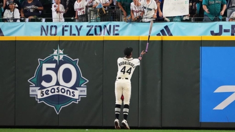 MLB(影)/比賽中直接送出簽名球棒!水手J-ROD為專屬應援團放福利、球迷嗨翻