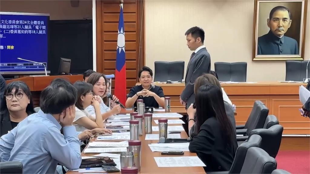 羅廷瑋公開李洋私訊駁罰站 綠轟:部長未同意公布訊息