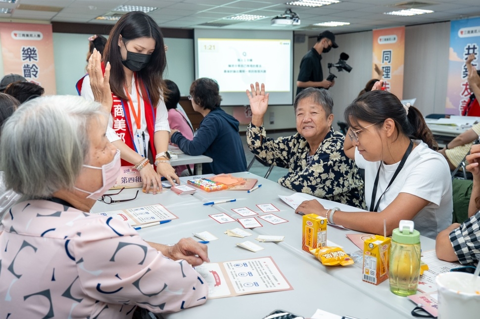 弘道老人福利基金會透過「孟婆體驗」,帶領參與者從第一視角感受失智者的生活挑戰