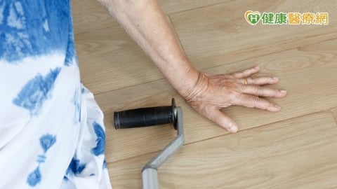 跌倒後推拿恐害更惡化!專家提醒4大骨折警訊 骨鬆長者尤其危險