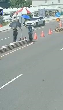 揪甘心!機車切西瓜遭撞2人彈飛 熱心民眾「組傘牆」馳援