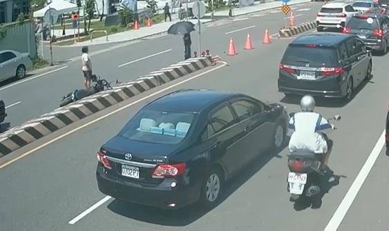 揪甘心!機車切西瓜遭撞2人彈飛 熱心民眾「組傘牆」馳援
