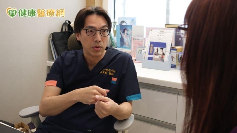 產後肚皮鬆垮、腹凸回不去了?醫揭腹直肌分離原因與改善方式