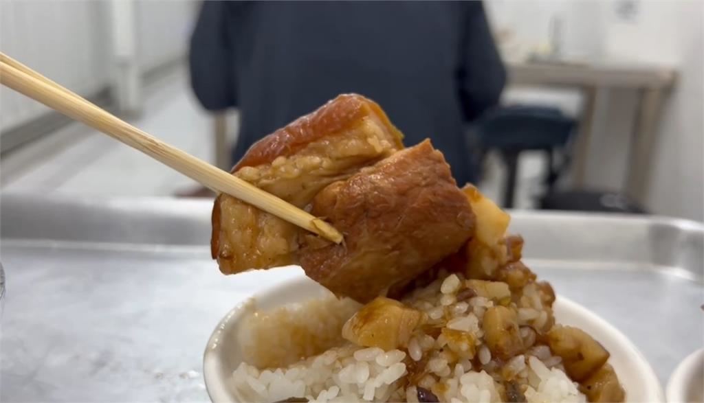 作家楊双子盛讚「全台最好吃」! 台中魯肉飯名店月底熄燈
