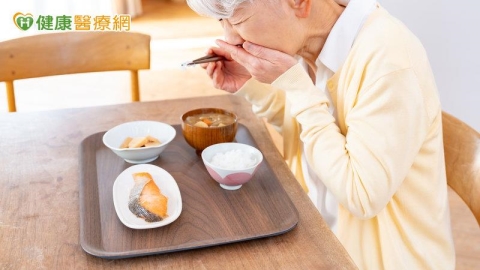 長輩缺牙咀嚼困難恐營養不良 符合「這二身分」可申請假牙補助