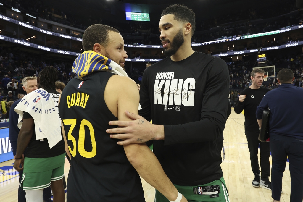 NBA/柯瑞交易流言滿天飛!受邀參加歐巴馬65歲生日派對 與塔圖姆同框掀熱議
