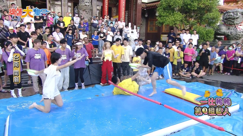遊戲失控玩出火氣！藝人拿水怒潑隊友 郭忠祐「打滑慘摔」畫面曝