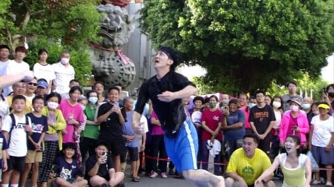 遊戲失控玩出火氣!藝人拿水怒潑隊友 郭忠祐「打滑慘摔」畫面曝