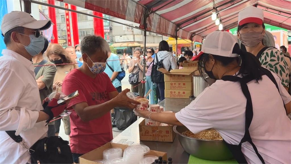 關公誕辰！高雄武廟連42年發放平安麵　信徒：從小吃到大