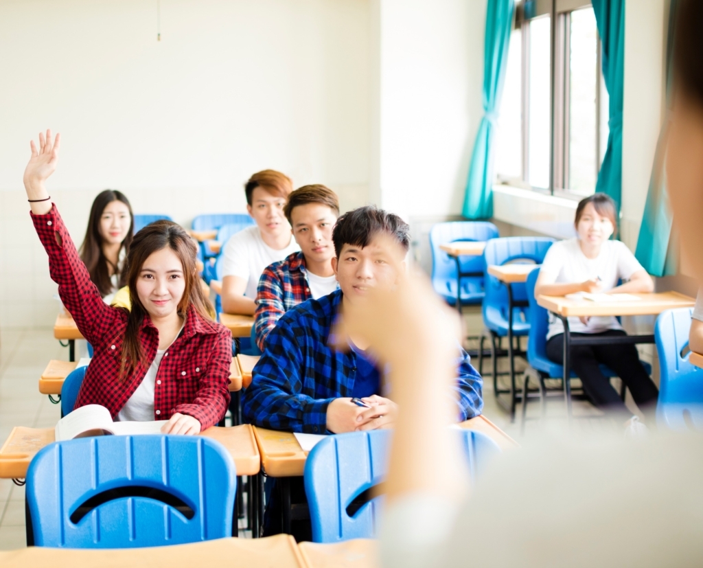 與其把錢全部定存,不如撥出一部分拿來學習專業技能。圖/123RF圖庫