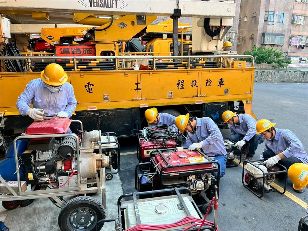快新聞/明天可放颱風假?氣象預報證實「這兩區域」影響最大 台電火速出擊了