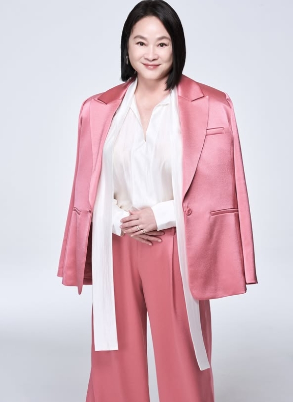69歲金馬影后「中空」單穿超緊西裝外套!罕曬「超狂深溝大雪球」全網看暈