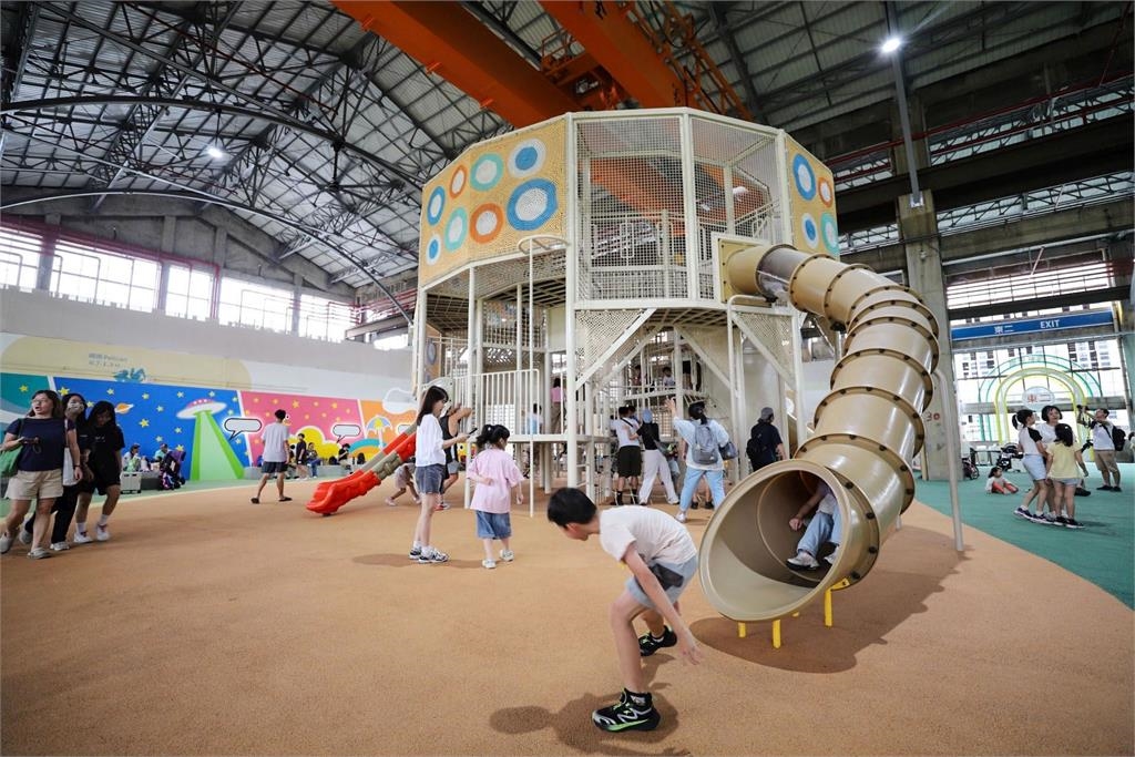 快新聞/高雄親子樂園明開幕!超人氣站長站台 大型氣球吸注目