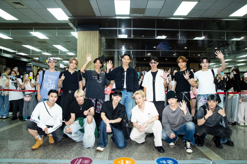 TAKUMI(後排左起) AOI、P-CHO 、AKIRA、MAKIDAI、SHIGETORA 、TAKI(前排左起)YUHI、AERON、KOTA、SHOW、 HINATA、NOSUKE今早抵台。(圖/LDH 愛夢悅提供)