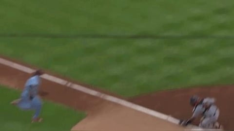 MLB(影)/不演了!費城人新四番衝本壘「跳過頭」裝了幾下「下秒直接走回休息室」