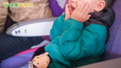 孩子搭飛機鬧不停?專家教6招安撫 別只急著要求「不要哭」